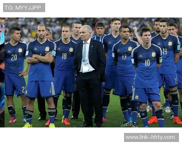 阿尔瓦雷斯与梅西迪马利亚合影庆祝世界杯夺冠三周年纪念